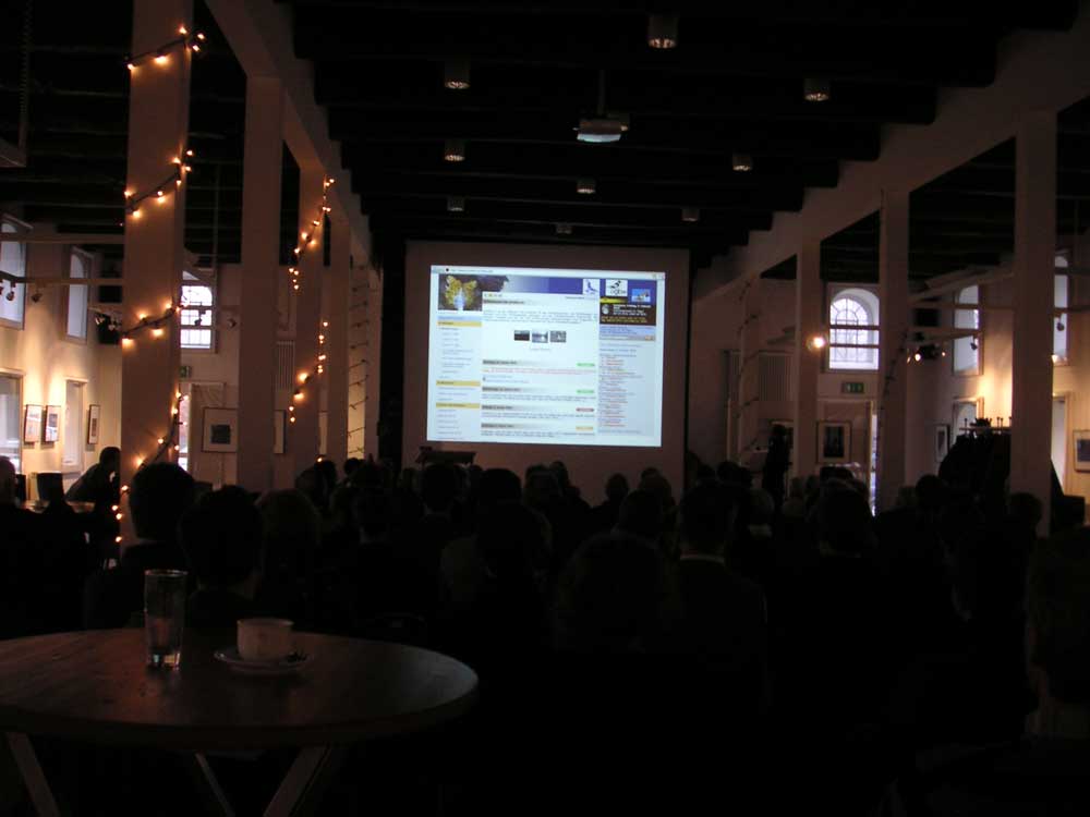 Nur das Glas ist leer - ADEBAR-Tagung von hinten beim spannenden Vortrag von Johannes Wahl über www.ornitho.de am 06.02.2010