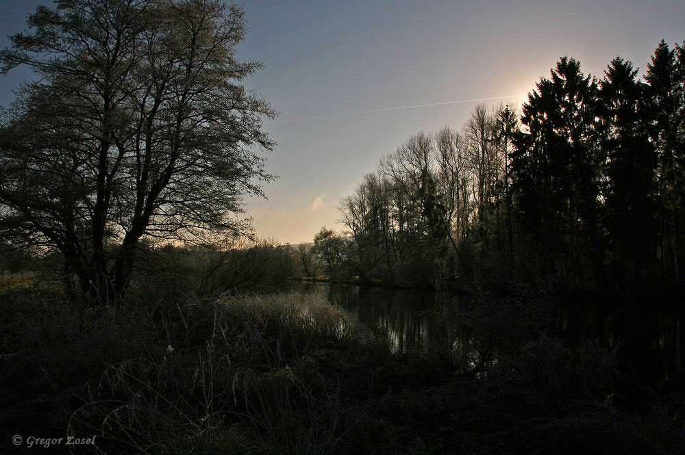 Das selbe Motiv etwa eine Stunde später. Die wärmende Sonne hat schnell die Winterlandschaft verschwinden lassen.....am 28.11.16 Foto: Gregor Zosel