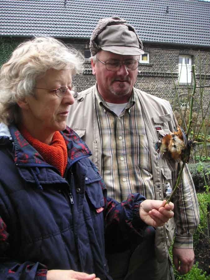 Renate und Burkhard Brinkmann mit dem toten Eisvogel bei Bergkamen am 16.11.2009