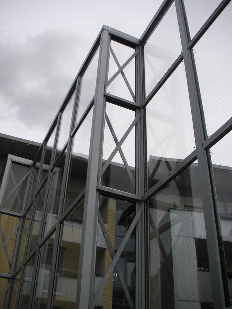 Glaswand an der Schützenstraße in Schwerte mit Linienmuster